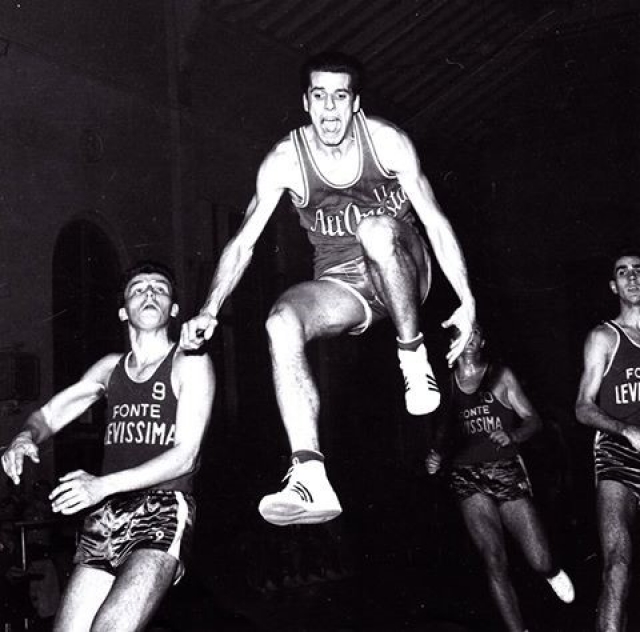 Gatti in uno dei suoi incredibili balzi